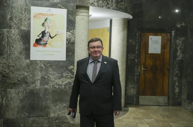 Minister za zdravje Samo Fakin se na novinarski konferenci 11. februarja ni počutil najbolje. FOTO: Jože Suhadolnik/Delo