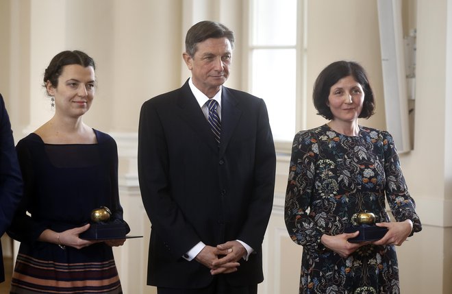 S sodelavko Tanjo Petrushevsko je pred kratkim iz rok predsednika Boruta Pahorja prejela jabolko navdiha. Foto Blaž Samec