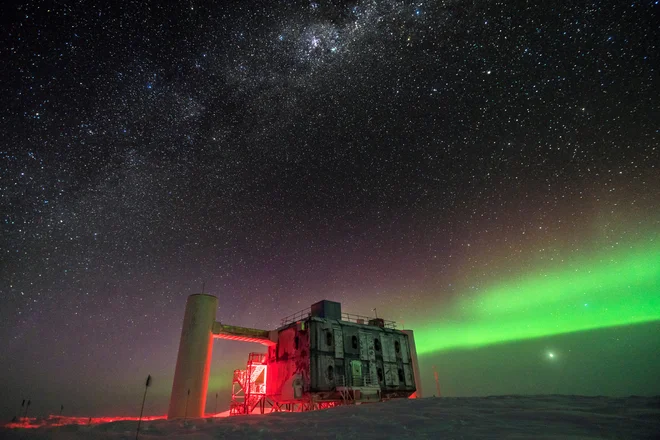 »Znanstveniki iščemo majhne odgovore, ki bi morali na koncu pripeljati do vseobsegajočega razumevanja.«<br />
<br />
FOTO: Martin Wolf, IceCube/NSF/Reuters