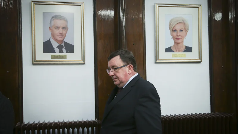 Fotografija: Kmalu bo med podobami nekdanjih ministrov za zdravje na steni tudi fotografija Sama Fakina. FOTO: Jože Suhadolnik/Delo