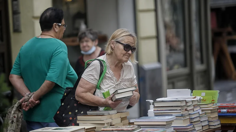 Fotografija: Pri izobraževanju starejših je skupinska dinamika zaradi vpletenosti čustev še pomembnejša kot pri drugih odraslih, zato je izobraževanje na daljavo primerno samo v kriznih razmerah, menijo na SUTŽO. Foto Blaž Samec