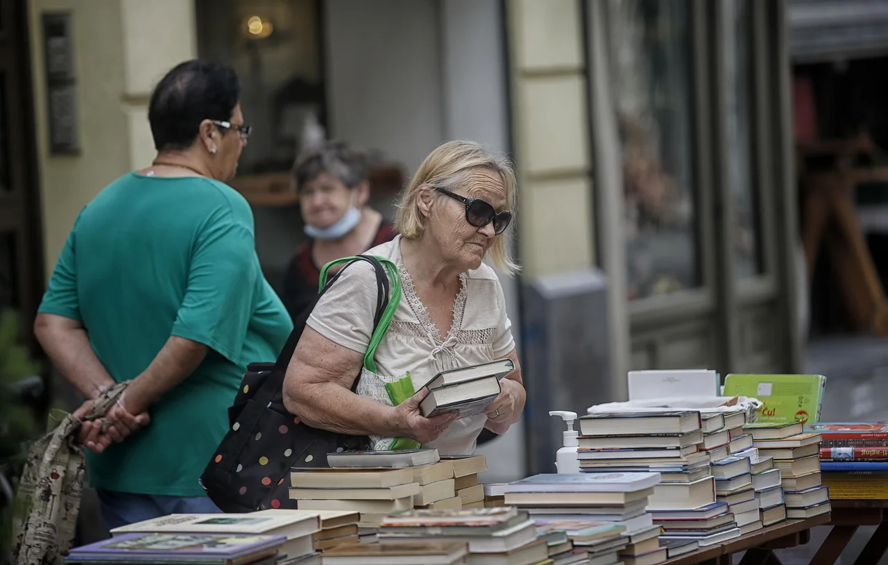 Fotografija: Pri izobraževanju starejših je skupinska dinamika zaradi vpletenosti čustev še pomembnejša kot pri drugih odraslih, zato je izobraževanje na daljavo primerno samo v kriznih razmerah, menijo na SUTŽO. Foto Blaž Samec