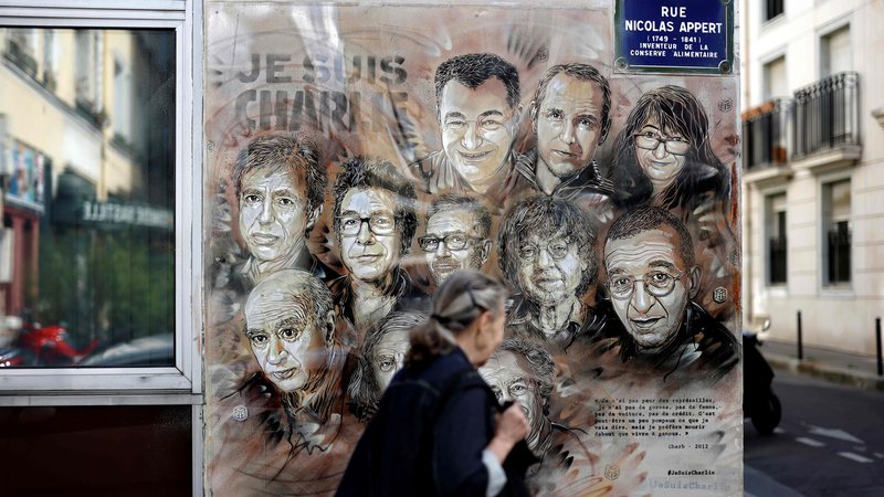 Fotografija: Francoski ulični umetnik Christian Guemy je ob peti obletnici napada tako ovekovečil ubite člane uredništva Charlie Hebdo. FOTO: Thomas Coex/AFP