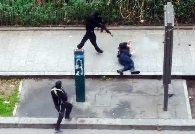 Ko sta brata Kouachi po napadu bežala iz uredništva Charlie Hebdoja, sta na ulici ubila še policista. FOTO: Jordi Mir/AFP