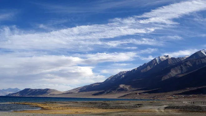 Jezero Pangong Tso na tibetanski meji kjer so pred kratkim umirali indijski in kitajski vojaki smo obiskali tudi z bendom. FOTO: Gregor Ambrožič