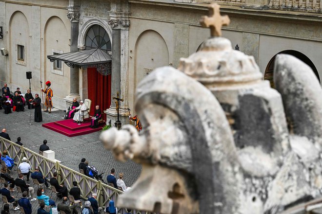 Po šestih mesecih je papež Frančišek ponovno stopil pred vernike na Trg svetega Petra. FOTO: Vincenzo Pinto/AFP