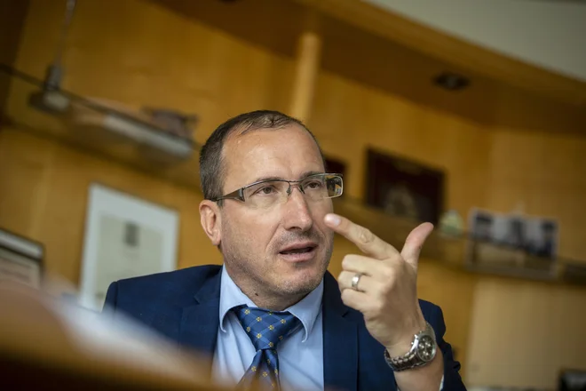 Vlada predlaga, da se za učinkovito izvajanja enotne politike pregona okrepi odgovornost vodij državnega tožilstva pri zavrženju kazenskih ovadb ter zagotovi enotnost pregona. Na fotografiji generalni državni tožilec Drago Šketa. FOTO: Voranc Vogel/Delo