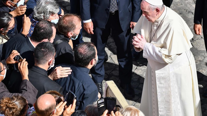 Fotografija: Papež ponovno med verniki. FOTO: Vincenzo Pinto/AFP