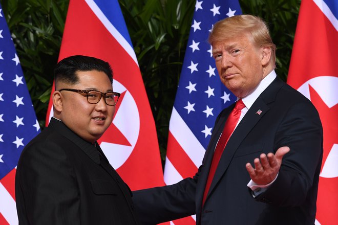 Kim Jong Un in Donald Trump na srečanju v Singapurju leta 2018. FOTO: Saul Loeb/ Afp