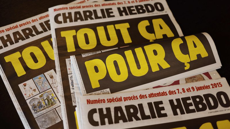 Fotografija: Ob pričetku sojenja obtoženim sodelovanja v terorističnih napadih januarja 2015 so pri tedniku Charlie Hebdo spet karikirali Mohameda. FOTO: AFP
