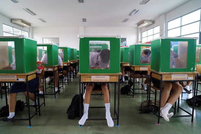 Tako so vladna navodila za zagotavljanje razdalje med šolarji izvedli na eni izmed tajskih šol. FOTO: Athit Perawongmetha/ Reuters