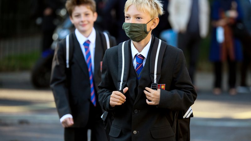 Fotografija: Prvič od marca so v šolo zakorakali tudi šolarji v Londonu.
FOTO: Kevin Coombs/Reuters
