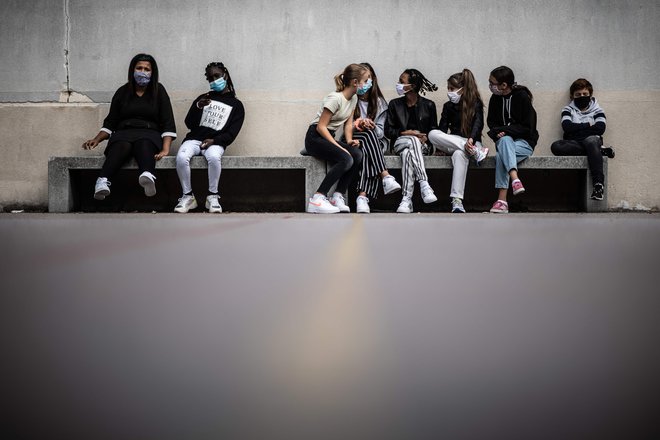 V Franciji morajo starejši od 11 let in učitelji v vseh zaprtih prostorih, tudi v učilnicah nositi zaščitno masko ter ohranjati vsaj meter razdalje. FOTO: Martin Bureau/AFP