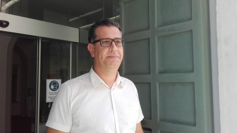 Fotografija: Koprski župan Aleš Bržan je zatrdil, da z novim dogovorom med Marjetico in Robertom Šucem nima nič, saj nima vpliva na to, s kom bodo v občinskem javnem podjetju sodelovali. FOTO: Nataša Čepar/Delo