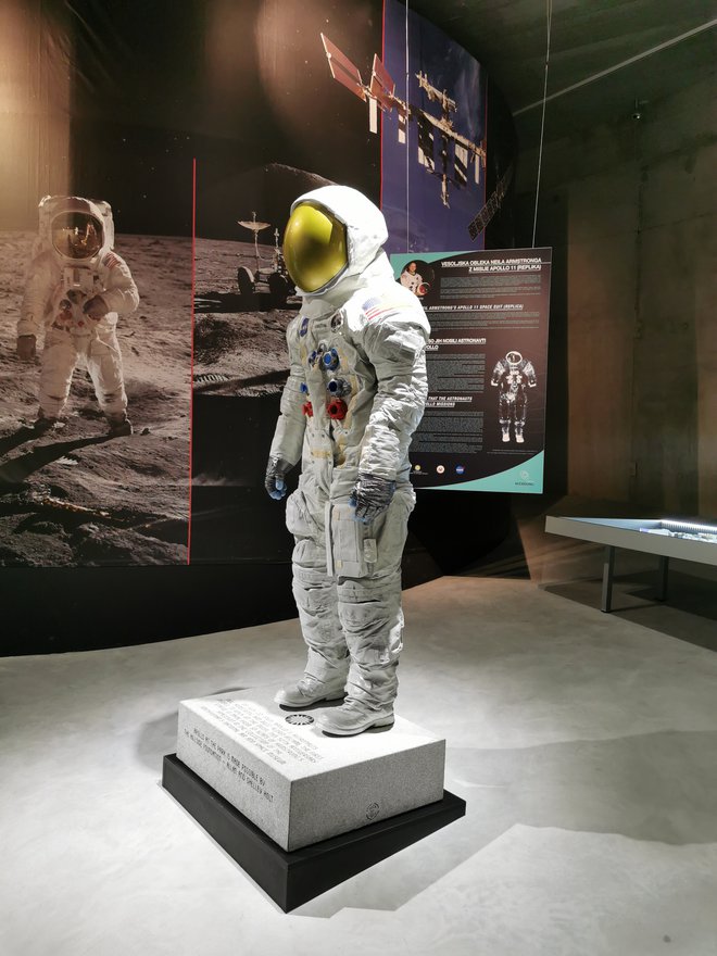 Do novembra bo za obiskovalce na ogled tudi replika vesoljske obleke, ki jo je med zgodovinskim prvim sprehodom po Luni nosil astronavt <strong>Neil Armstrong. </strong>FOTO: Saša Senica
