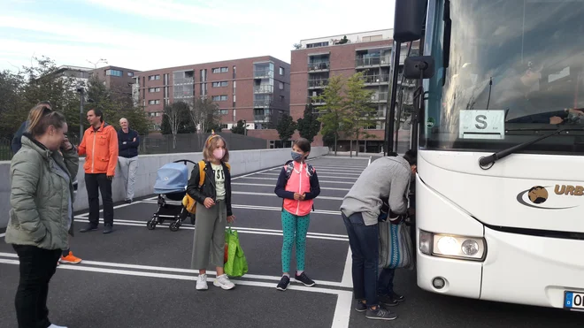 Zaželim ji zabaven dan, pomaham v pozdrav in potiho upam, da bodo razred čim manjkrat pošiljali v karanteno. FOTO: osebni arhiv