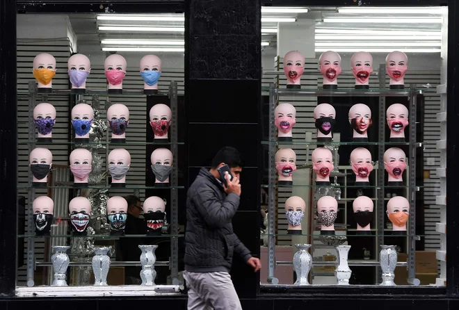 To so mučni časi, v katerih se mora vsak od nas na vsakem koraku vprašati, ali je prav to, kar počne. Si nadeti masko? Sneti masko?FOTO: Andy Buchanan/AFP