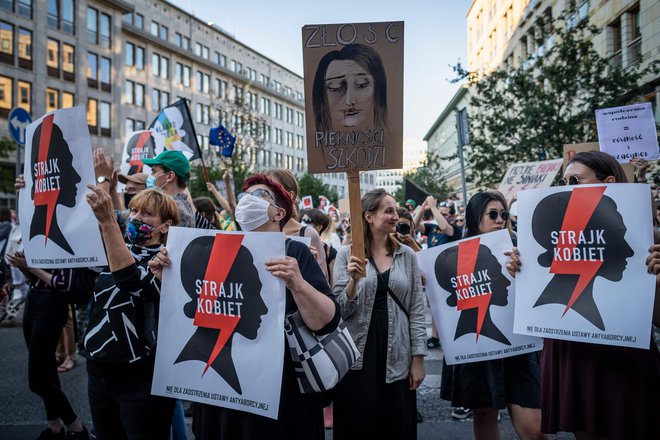Poljakinje so letos poleti v Varšavi protestirale proti odstopu od Istanbulske konvencije. FOTO: Wojtek Radwanski/AFP