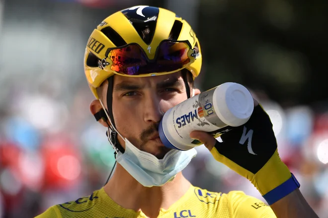 Julian Alaphilippe je zaradi »prepovedanega« bidona izgubil rumeno majico. FOTO: Marco Bertorello/AFP