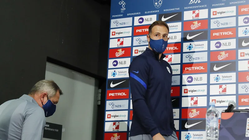 Fotografija: Tudi selektor Matjaž Kek in kapetan Jan Oblak sta med druženjem z novinarji ravnala samozaščitno. FOTO: Leon Vidic