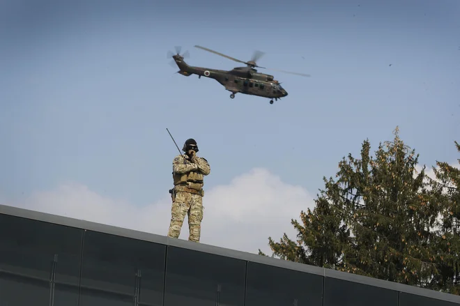 Uniforme, orožje in zaščitna oprema so na nakupnem seznamu vojske za letos, investicijska dokumentacija za nakup helikopterjev bo predvidoma pripravljena v prvi polovici leta. FOTO: Leon Vidic/Delo