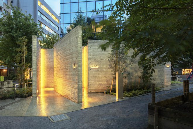 V parku Ebisu so odprli prenovljeno stranišče, ki ga je zasnoval japonski notranji oblikovalec Masamiči Katajama. Navdihnila so ga prva primitivna japonska stranišča iz zgodovine. FOTO: Satoshi Nagare/The Nippon Foundation