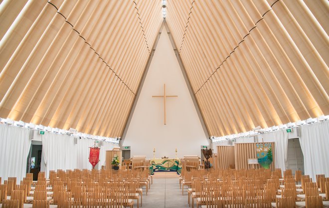 Po potresu so v kraju Christchurch na Novi Zelandiji po načrtih Šigeruja Bana postavili novo katedralo, pri gradnji pa uporabili kartonaste cevi za vlivanje betonskih stebrov. FOTO: Boyloso/Shutterstock