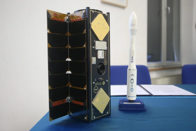 Nanosatelit Trisat, ki so ga izdelali slovenski študentje in inženirji, je eden od dveh slovenskih satelitov, ki sta na raketi vega poletela v vesolje. FOTO: Tadej Regent/Delo