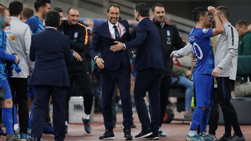 Fotografija: Kanadski Nizozemec John van 't Schip (v sredini) poskuša Grčijo vrniti v višji razred svetvonega nogometa. V prvem delu mandata je Grčija že žela sadove njegovih zamisli in dela. FOTO: Alkis Konstantinidis/Reuters