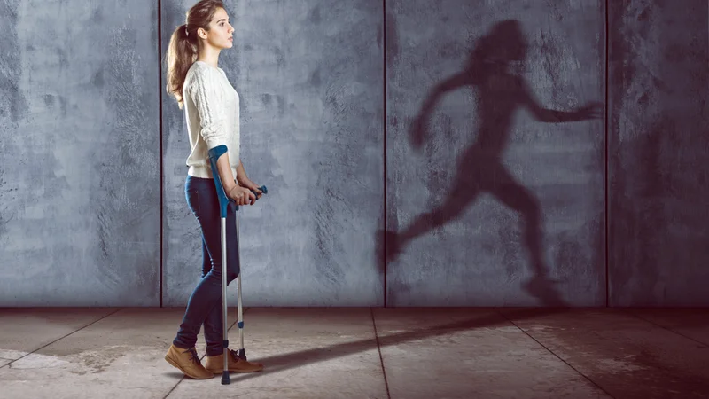 Fotografija: Pomislite, kako bi hodili, če bi nas v levo stopalo pičila čebela. FOTO: Shutterstock