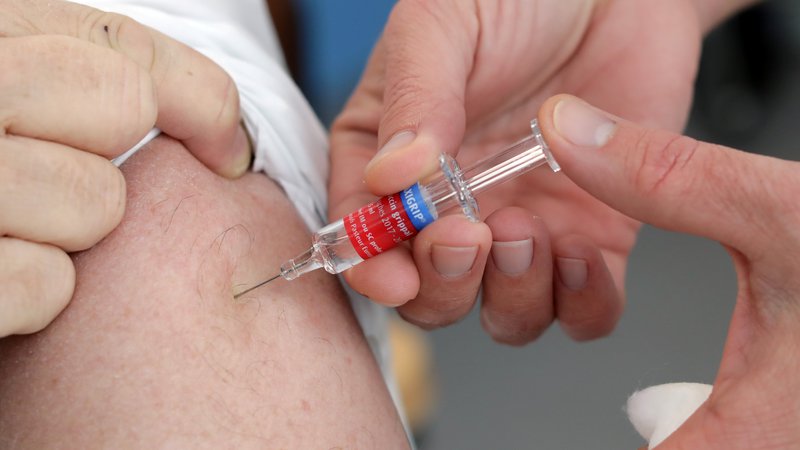 Fotografija: V Italiji se bojijo, da ne bodo imeli dovolj cepiva proti gripi. Fotografija je simbolična. FOTO: Eric Gailard/Rreuters