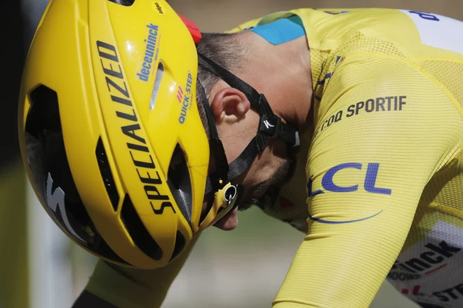 Julian Alaphilippe je zaradi malomarnosti včeraj moral sleči rumeno majico. FOTO: Stephane Mahe/Reuters