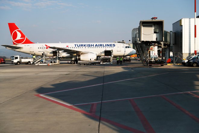 Turkish Airlines je enega od štirih tedenskih letov v oktobru že odpovedal. FOTO: Uroš Hočevar/Delo