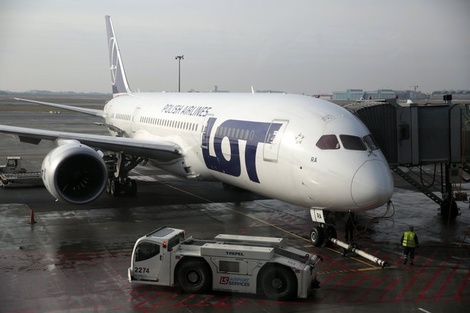 Poljski LOT v Ljubljano seveda ne leti z letalom Boeing 787 Dreamliner. FOTO: Kacper Pempel/Reuters Pictures