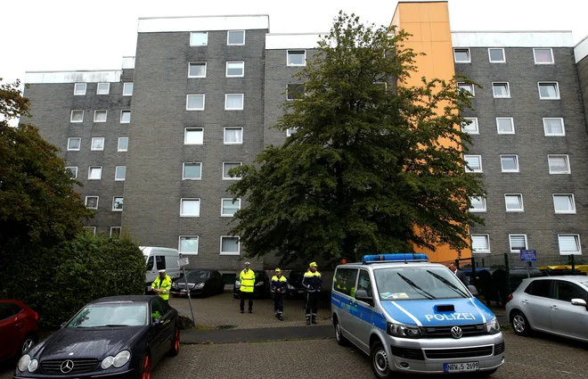 Po navedbah nemških medijev je danes popoldne pred stanovanjskim blokom videti številna policijska in reševalna vozila. FOTO: Thilo Schmuelgen/Reuters