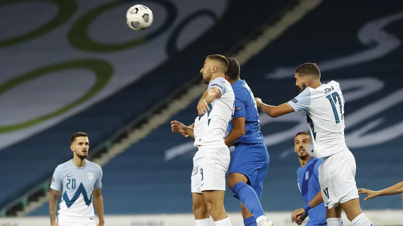 Fotografija: Precej je bilo bojevitosti, a malo priložnosti na tekmi med Slovenijo in Grčijo. FOTO: Leon Vidic/Delo