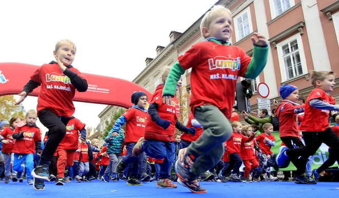 Reke tekačev in v rdeče obarvanih lumpijev letos ne gre pričakovati. FOTO: Roman Šipić/Delo