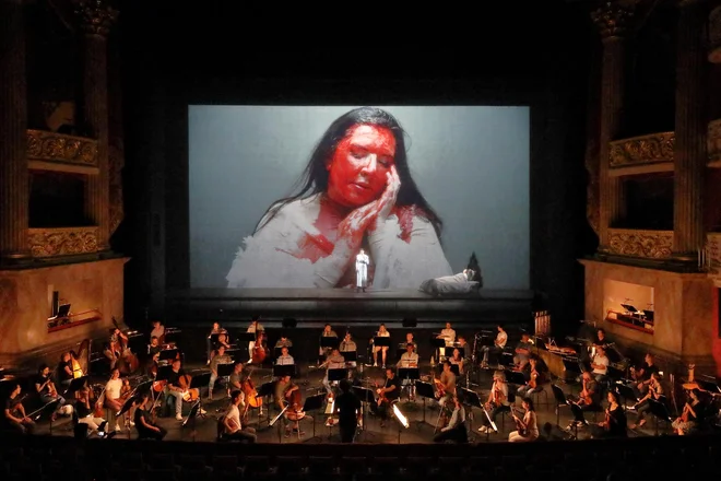 Današnjo premiero 7 smrti Marie Callas, ki je nastala v koprodukciji Bavarske državne opere, Nemške opere v Berlinu, Maggio Musicale Fiorentino, Pariške opere in Grške narodne opere, lahko v živo ob 18.30 spremljate na različnih spletnih platformah: Staatsoper.tv, Arte Concert in BR-Klassik Concert. FOTO: Wilfried Hösl
