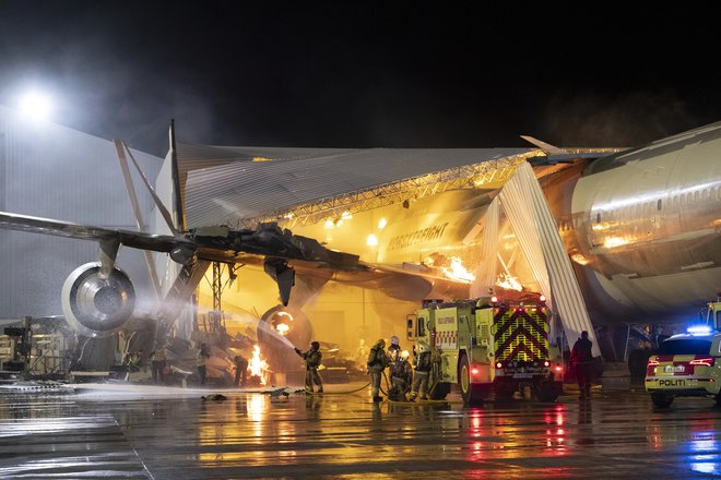 V enem najdražjih filmov doslej so uničili tudi pravi boeing 747. FOTO: arhiv studia