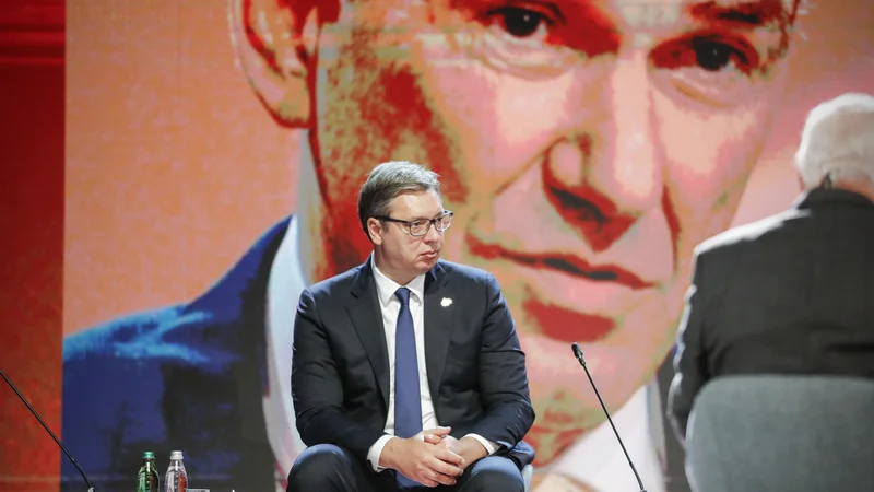 Fotografija: Povabili so različne goste, toda odzvali so se večinoma višegrajci. Na osrednjem omizju voditeljev so sodelovali izključno srednje- in vzhodnoevropski premieri in predsednik. Foto: Uroš Hočevar/Delo