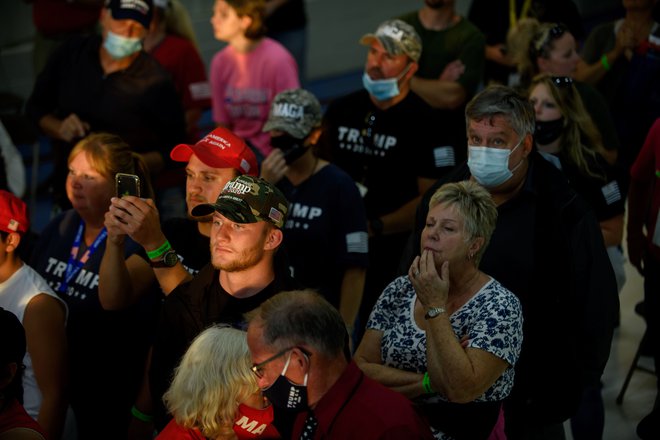 Podporniki Donalda Trumpa poslušajo predsednikov nagovor. FOTO: Jeff Swensen/Afp