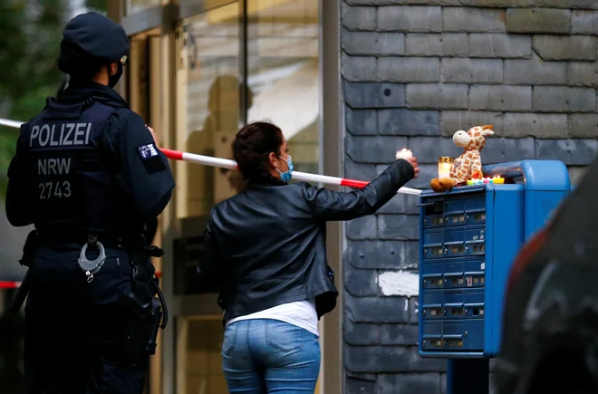 Sosedje so včeraj na poštni predal na kraju umora otrok prinašali sveče in plišaste igrače. FOTO: Thilo Schmuelgen/Reuters
