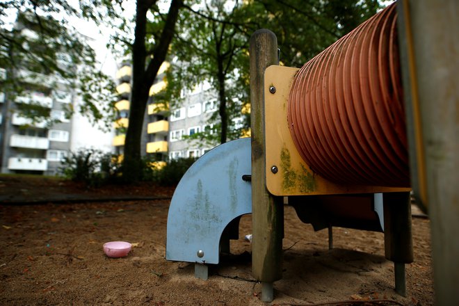 Otroško igrišče v bližini kraja zločina. Tu so se nesrečni otroci še pred kratkim igrali. FOTO: Thilo Schmuelgen/Reuters