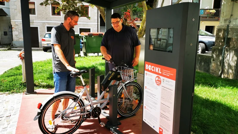 Fotografija: Tomaž Vencelj pri enem od postajališč za električna kolesa. FOTO: Jožica Lazar/Icra