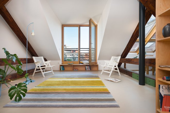 Podstrešna stanovanja so običajno prikrajšana za naravno osvetlitev in odprte poglede v okolico, zato je vsakršen balkon, tudi manjši od kvadratnega metra, toliko bolj dragocen. Foto Janez Marolt