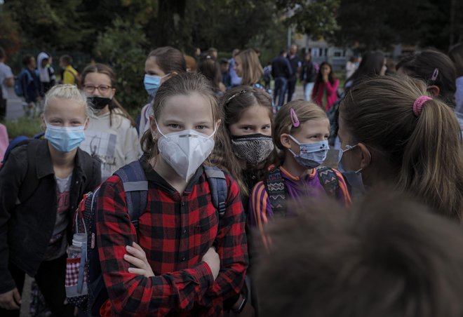 Šole so dobile okrožnico, v kateri jih pozivajo, naj delajo uradne zaznamke otrok, ki ne nosijo maske. FOTO: Jože Suhadolnik/Delo