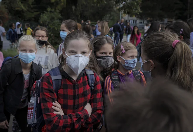 Šole so dobile okrožnico, v kateri jih pozivajo, naj delajo uradne zaznamke otrok, ki ne nosijo maske. FOTO: Jože Suhadolnik/Delo