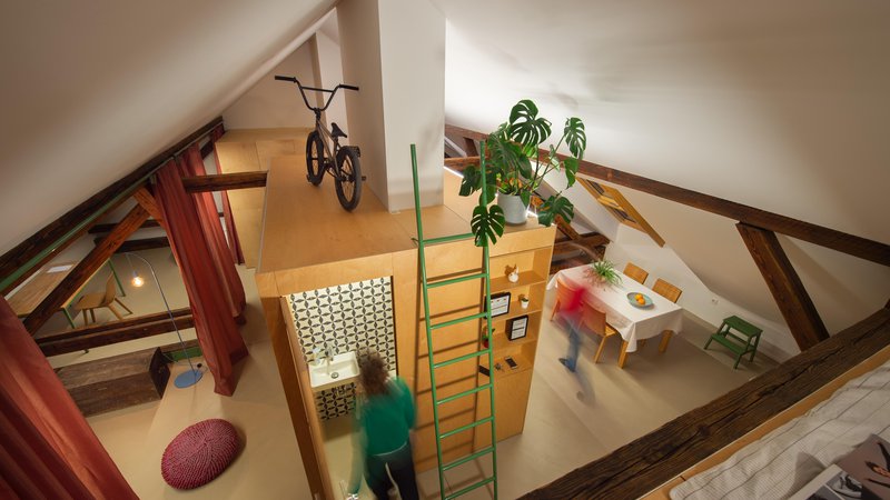 Fotografija: Pri ureditvi podstrešnih stanovanj naj prostor narekuje bivanje, ne pa da mu vsiljujemo klasično razporeditev, poudarjajo Kombinat arhitekti. Foto Janez Marolt