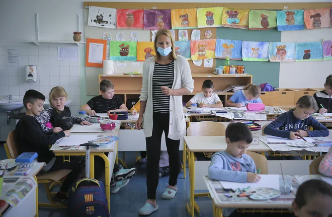 Ob začetku novega šolskega leta in koncu poletnih dopustov se pojavlja več vprašanj o nadomestilu plače v primeru karantene za delavce ali njihove otroke. FOTO: Jože Suhadolnik/Delo