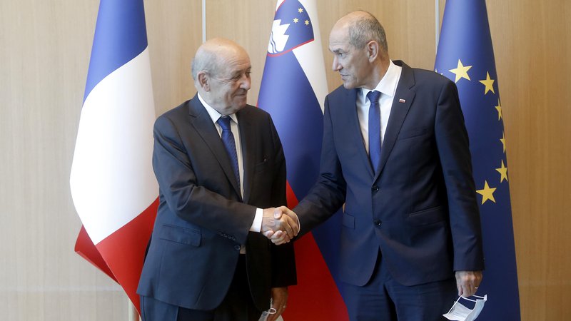 Fotografija: Francoskega ministra za Evropo in zunanje zadeve Jeana-Yvesa Le Driana je sprejel tudi predsednik vlade Janez Janša. FOTO: Blaž Samec/Delo 